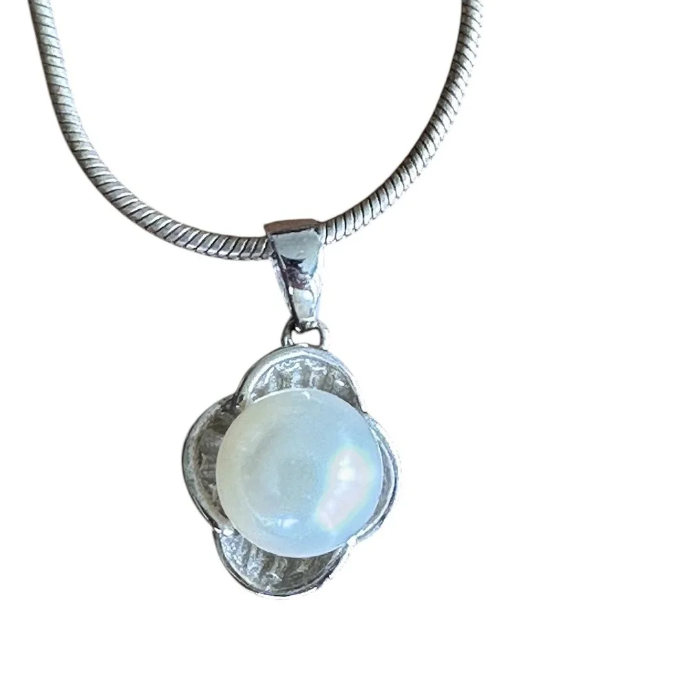 Unbranded Pearl Pendant Necklace OS White Excellent Silver Tone Snake Chain‎